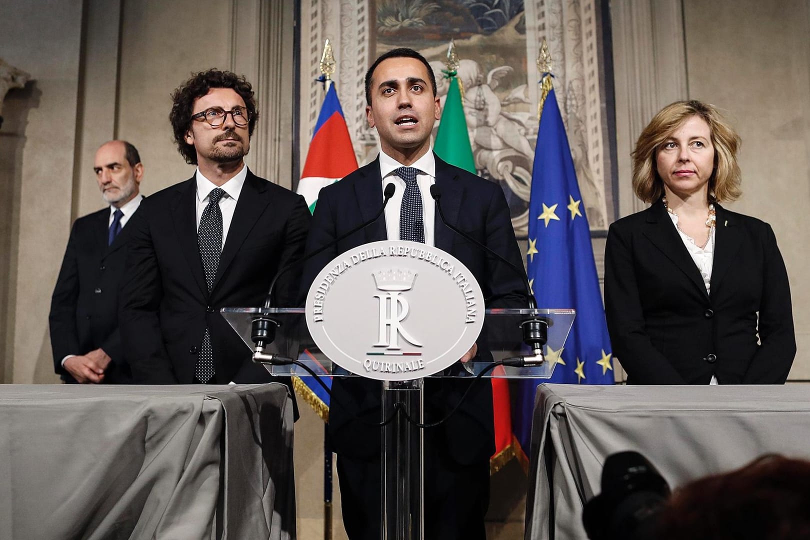 Luigi Di Maio (M.), Chef der Fünf-Sterne-Bewegung: Der Euro stehe nicht zur Debatte.