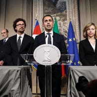 Luigi Di Maio (M.), Chef der Fünf-Sterne-Bewegung: Der Euro stehe nicht zur Debatte.