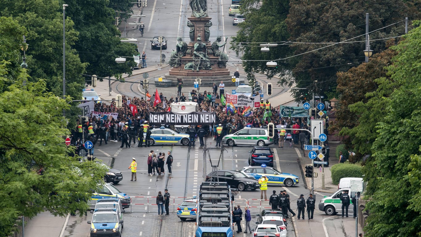 Maxmonument-Platz in München: Auch am Dienstag haben wieder mehrere Hundert Menschen gegen das "Polizeiaufgabengesetz" protestiert.