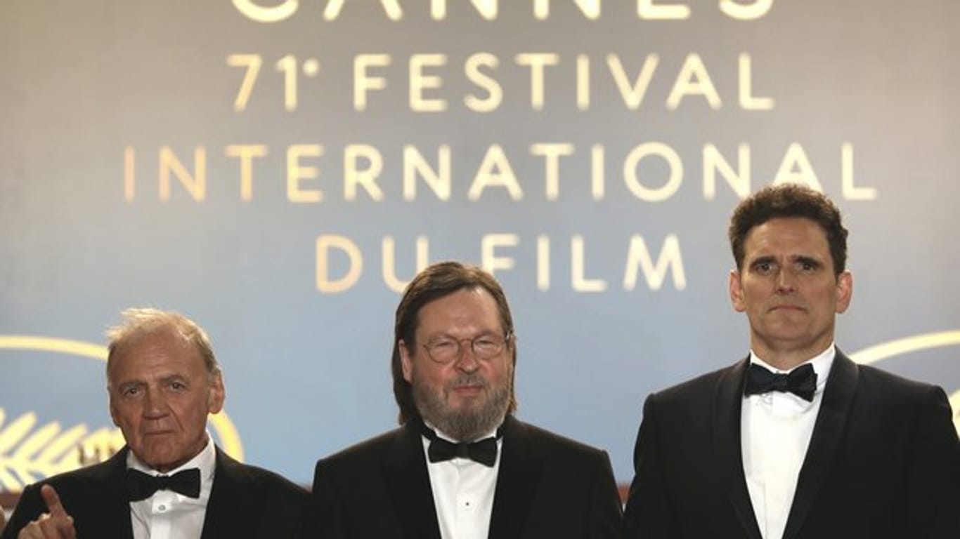 Lars von Trier (M) mit Bruno Ganz (l) und Matt Dillon bei der Premiere von "The House That Jack Built" in Cannes.