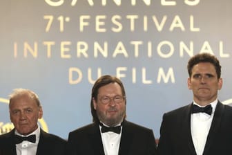 Lars von Trier (M) mit Bruno Ganz (l) und Matt Dillon bei der Premiere von "The House That Jack Built" in Cannes.