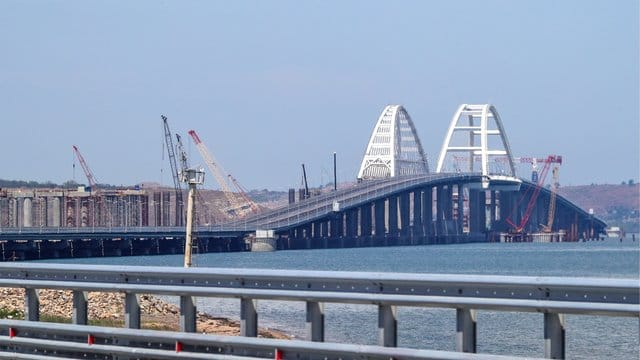 Die 19 Kilometer lange, neue Brücke zwischen Russland und der annektierten Krim überspannt die Meerenge von Kertsch. Die 19 Kilometer lange, neue Brücke zwischen Russland und der annektierten Krim überspannt die Meerenge von Kertsch.
