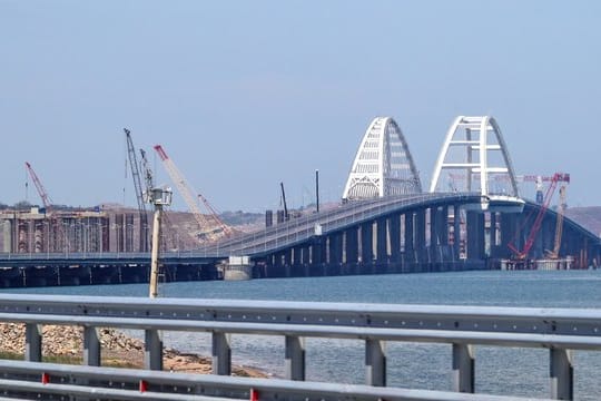 Die 19 Kilometer lange, neue Brücke zwischen Russland und der annektierten Krim überspannt die Meerenge von Kertsch.