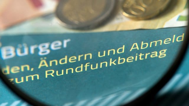 Das Bundesverfassungsgericht in Karlsruhe verhandelt zwei Tage lang darüber, ob der Rundfunkbeitrag für die öffentlich-rechtlichen Rundfunkanstalten zulässig ist. Das Bundesverfassungsgericht in Karlsruhe verhandelt zwei Tage lang darüber, ob der Rundfunkbeitrag für die öffentlich-rechtlichen Rundfunkanstalten zulässig ist.