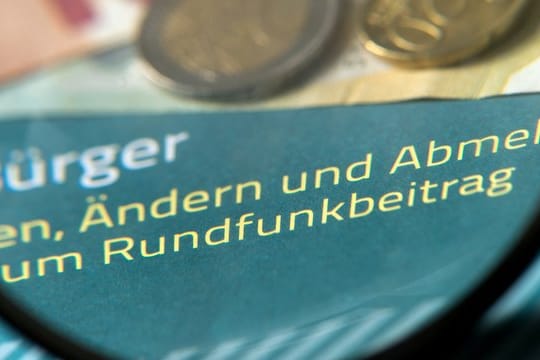 Das Bundesverfassungsgericht in Karlsruhe verhandelt zwei Tage lang darüber, ob der Rundfunkbeitrag für die öffentlich-rechtlichen Rundfunkanstalten zulässig ist.