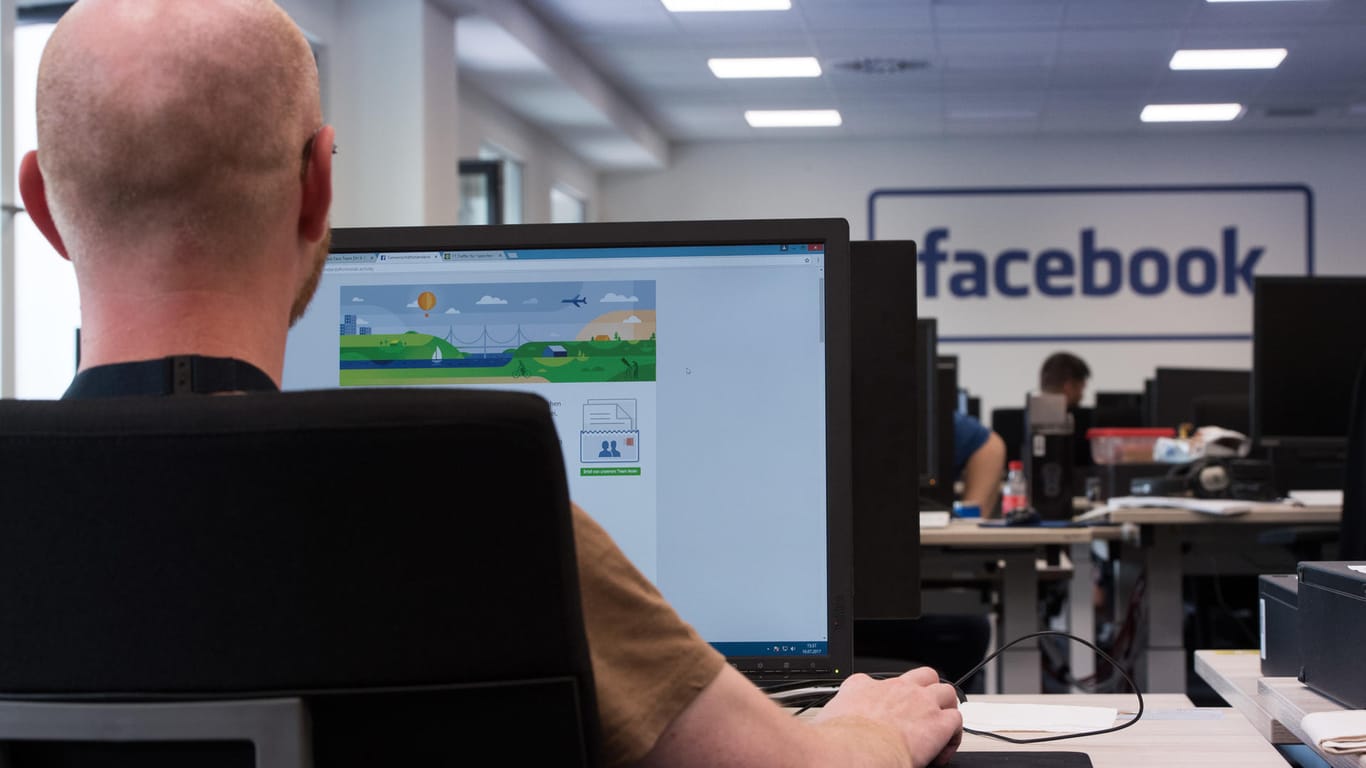 Mitarbeiter in einem Löschzentrum von Facebook: Facebook löschte 1,3 Milliarden gefälschte Accounts in sechs Monaten.