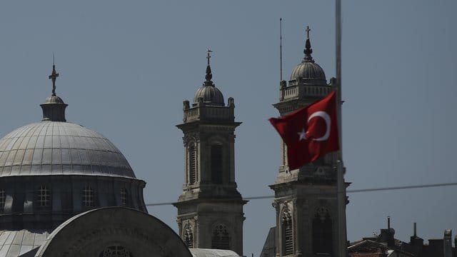 Nach den blutigen Gaza-Protesten weht auf dem Taksim-Platz in Istanbul eine türkische Flagge weht auf Halbmast. Nach den blutigen Gaza-Protesten weht auf dem Taksim-Platz in Istanbul eine türkische Flagge weht auf Halbmast.