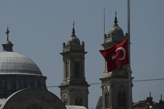 Nach den blutigen Gaza-Protesten weht auf dem Taksim-Platz in Istanbul eine türkische Flagge weht auf Halbmast.