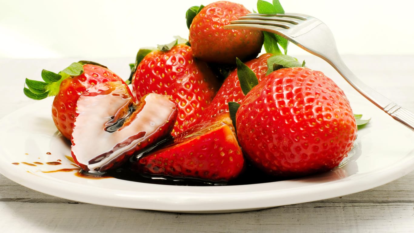 Erdbeeren mit Balsamico: Durch den Essig werden die süßen Beeren leicht säuerlich.