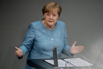 Bundeskanzlerin Angela Merkel (CDU): Im Bundestag verteidigte sie die geplanten höheren Verteidigungsausgaben.