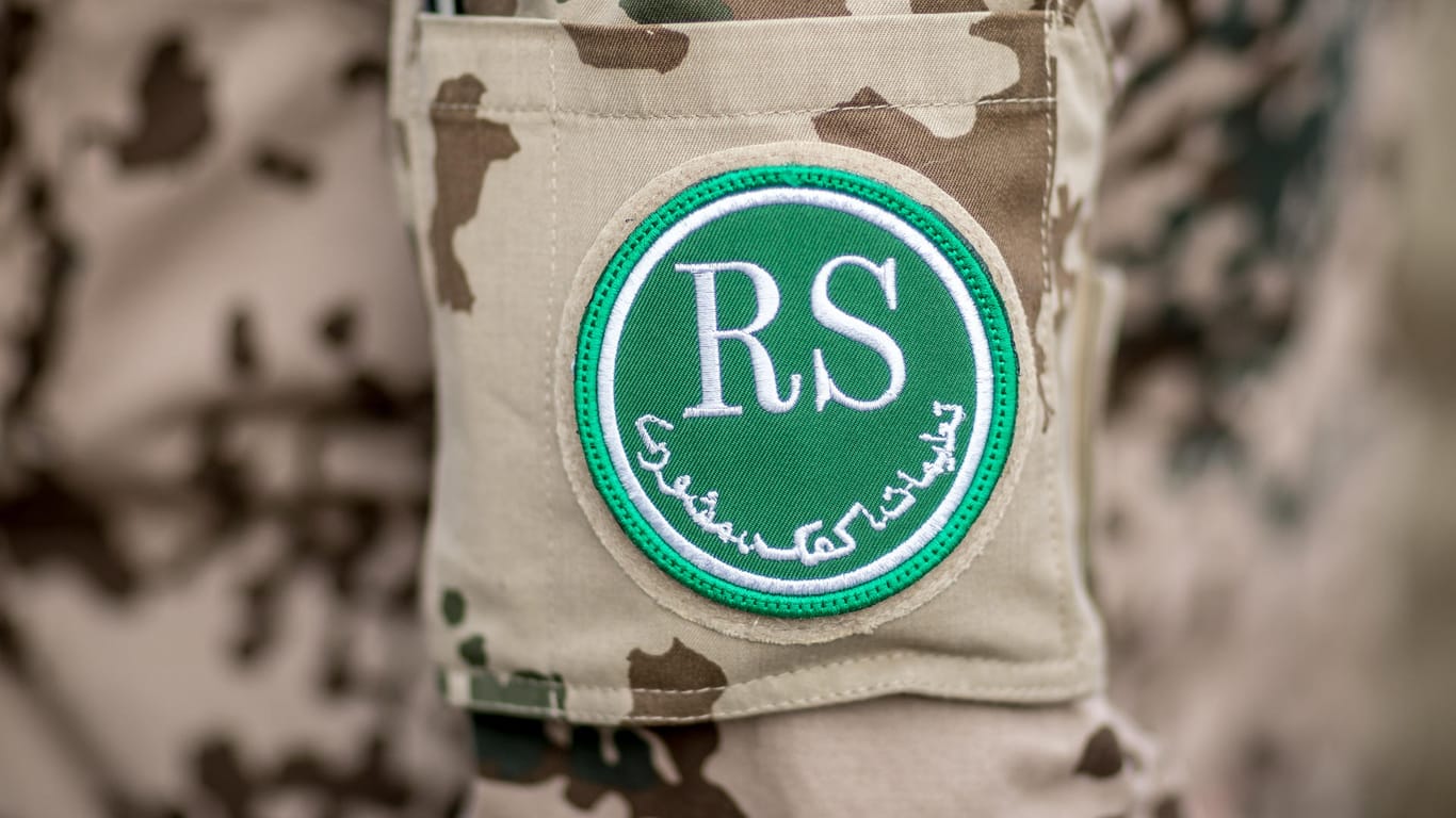 Ein Aufnäher mit dem Schriftzug "RS", für die Mission "Resolute Support", aufgenommen am Ärmel eines Soldaten der Bundeswehr: Dutzende Tote bei Kampf um afghanische Stadt.