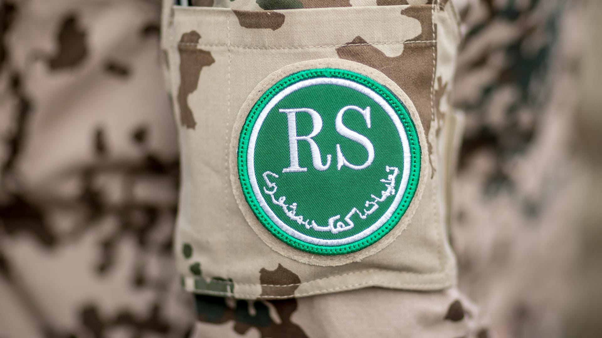 Ein Aufnäher mit dem Schriftzug "RS", für die Mission "Resolute Support", aufgenommen am Ärmel eines Soldaten der Bundeswehr: Dutzende Tote bei Kampf um afghanische Stadt. Ein Aufnäher mit dem Schriftzug "RS", für die Mission "Resolute Support", aufgenommen am Ärmel eines Soldaten der Bundeswehr: Dutzende Tote bei Kampf um afghanische Stadt.