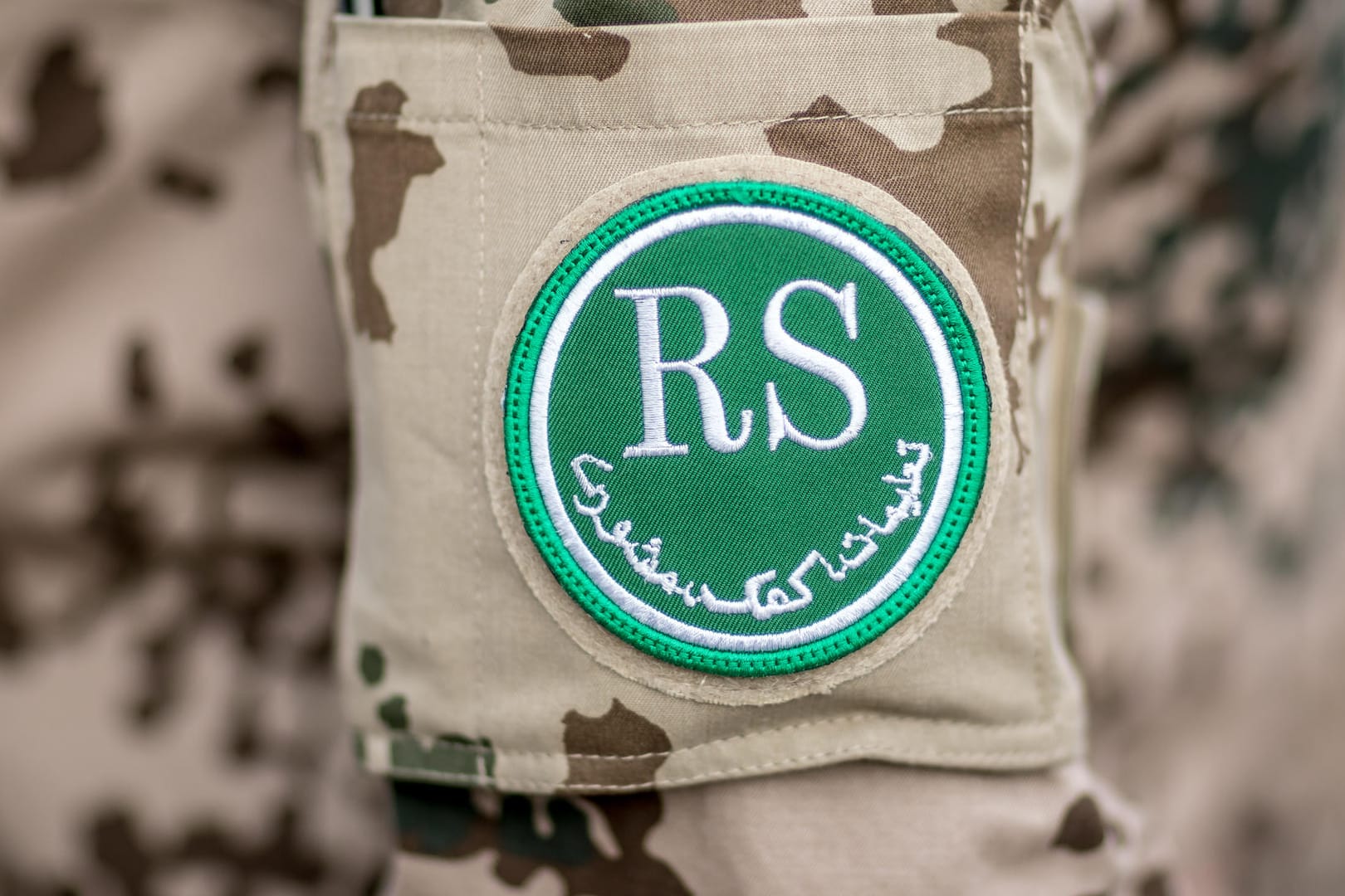 Ein Aufnäher mit dem Schriftzug "RS", für die Mission "Resolute Support", aufgenommen am Ärmel eines Soldaten der Bundeswehr: Dutzende Tote bei Kampf um afghanische Stadt.