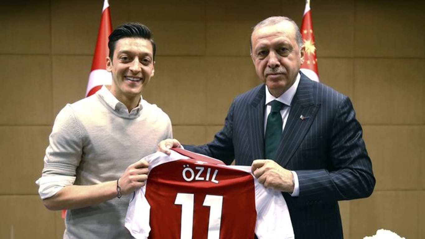 Weltmeister Mesut Özil überreicht Recep Tayyip Erdogan ein Arsenal-Trikot.
