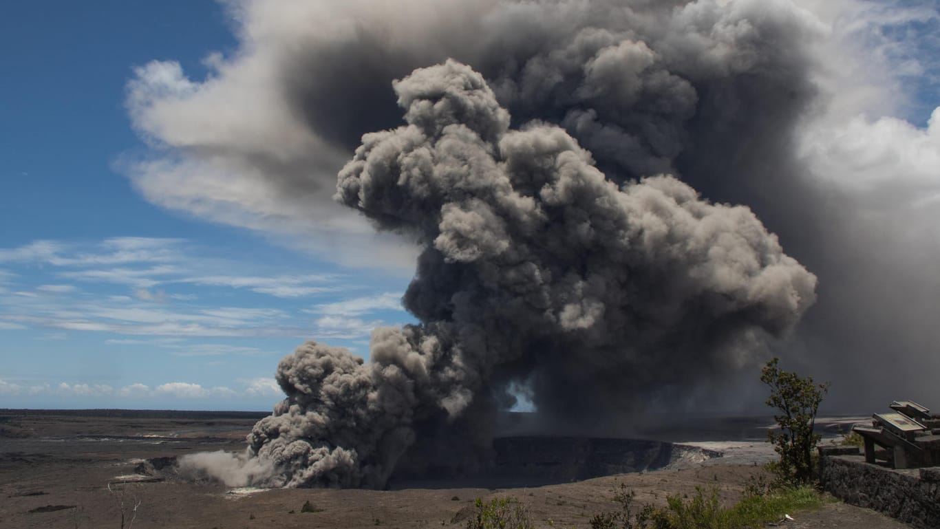 Kilometerhoch steigen Gas- und Aschewolken aus dem Krater von Vulkan Kilauea auf Hawaii. Befürchtet werden dort nun auch heftige Explosionen, wenn Lava mit Wasser in Kontakt kommt.