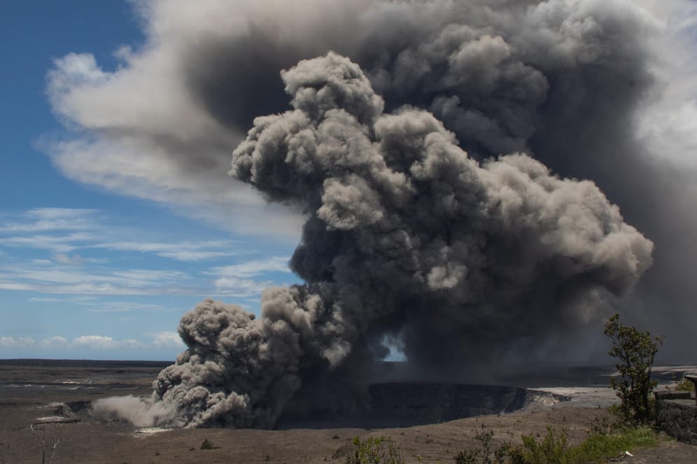 Kilometerhoch steigen Gas- und Aschewolken aus dem Krater von Vulkan Kilauea auf Hawaii. Befürchtet werden dort nun auch heftige Explosionen, wenn Lava mit Wasser in Kontakt kommt.