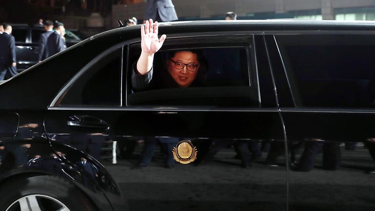 Kim Jong Un in einer Limousine: Der nordkoreanische Machthaber hat das Treffen mit US-Präsident Donald Trump infrage gestellt.