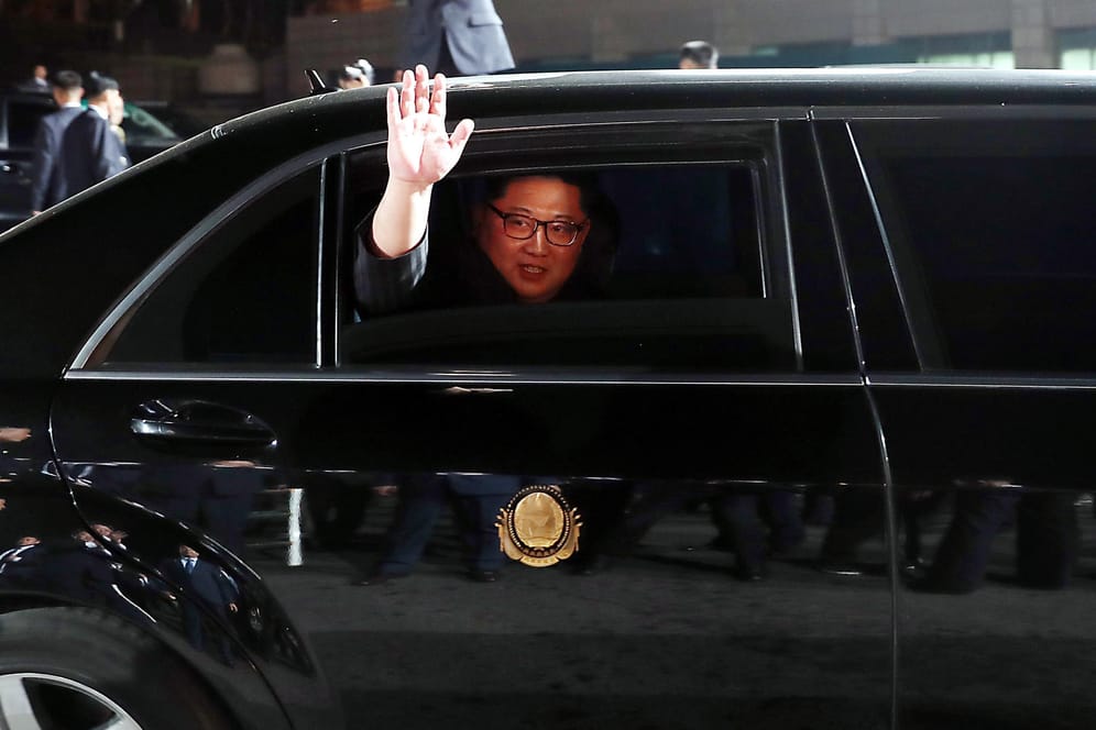Kim Jong Un in einer Limousine: Der nordkoreanische Machthaber hat das Treffen mit US-Präsident Donald Trump infrage gestellt.