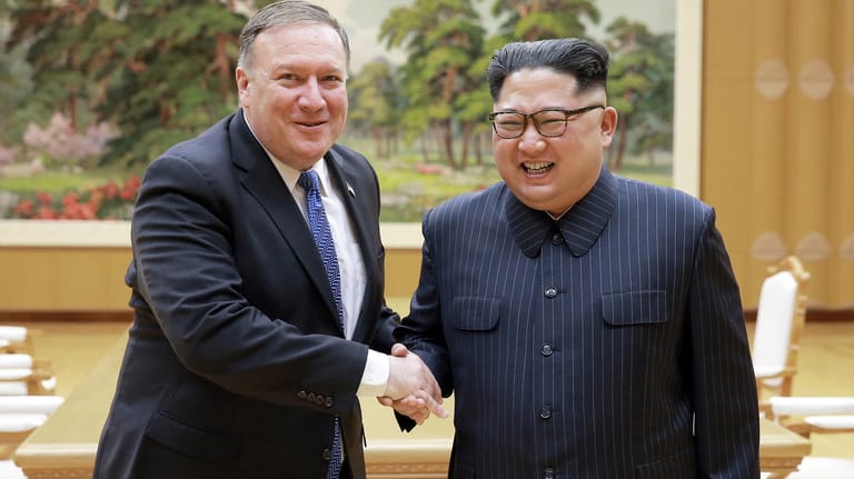 US-Außenminister Mike Pompeo (rechts) am 10. Mai zu Besuch bei Kim Jong Un: Pompeo sollte das Treffen von Trump mit Kim vorbereiten – und hatte sich anschließend positiv über die Fortschritte geäußert.