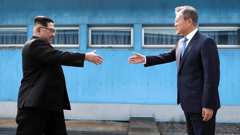 Nordkoreas Machthaber Kim Jong Un (links) trifft Südkoreas Präsident Moon Jae In: Der Gipfel Ende April brachte viele symbolische Bilder, aber wenig Konkretes hervor.