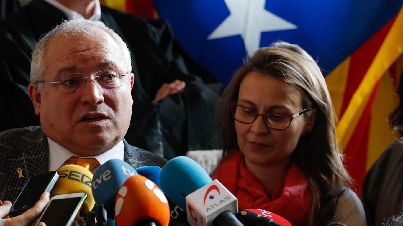 Die katalanischen Ex-Minister Lluis Puig i Gordi und Meritxell Serret nach dem Urteil in Brüssel: Der Vorwurf der Rebellion ist vom Tisch.
