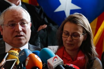 Die katalanischen Ex-Minister Lluis Puig i Gordi und Meritxell Serret nach dem Urteil in Brüssel: Der Vorwurf der Rebellion ist vom Tisch.