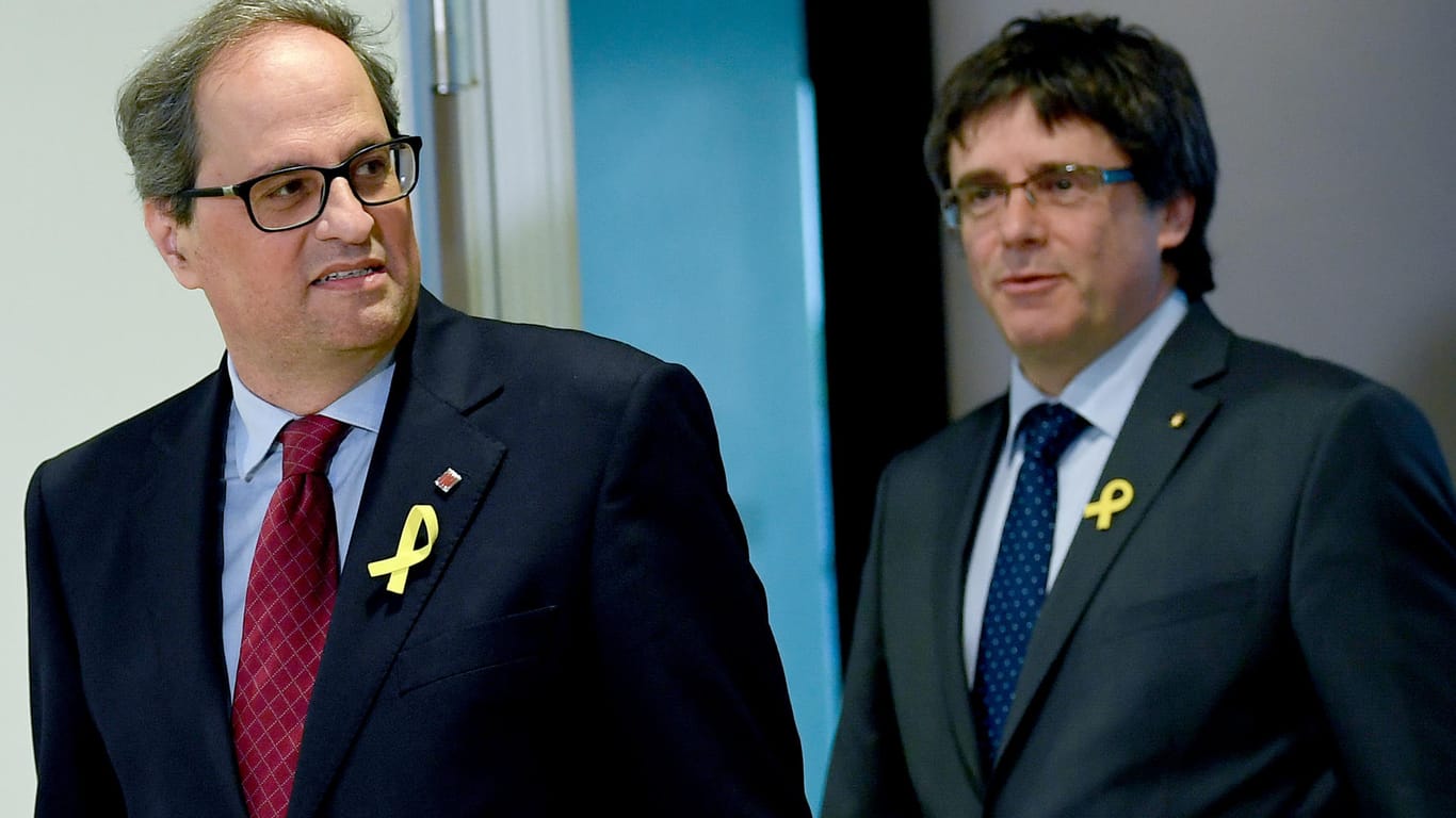 Quim Torra (l.) und Carles Puigdemont bei einer Pressekonferenz am Dienstag in Berlin: Torra gilt als politischer Statthalter seines Vorgängers.