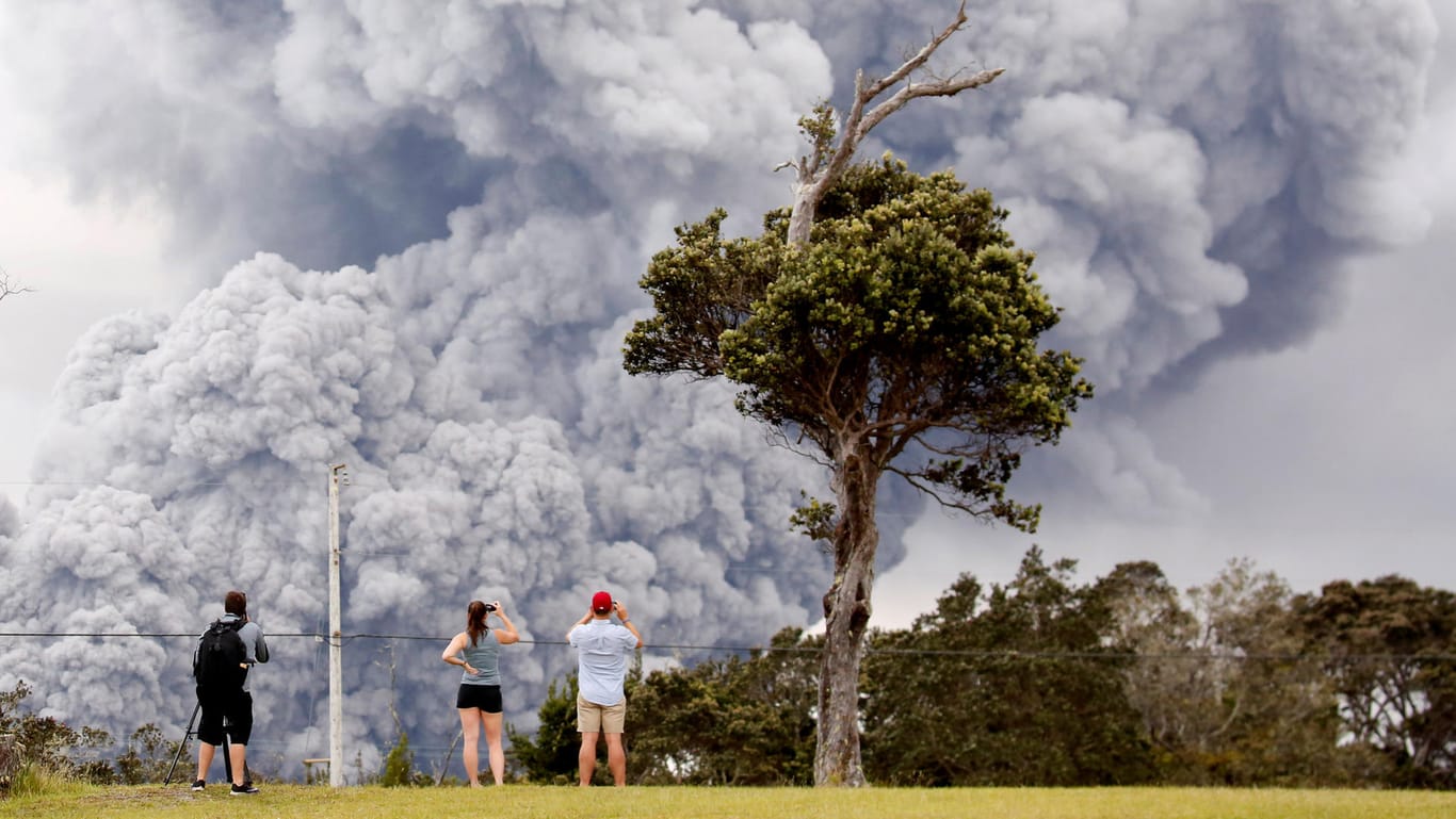 Urgewalt aus der Erde: Menschen betrachten die Wolken, die aus dem Krater Halemaumau des Vulkans Kilauea aufsteigen.