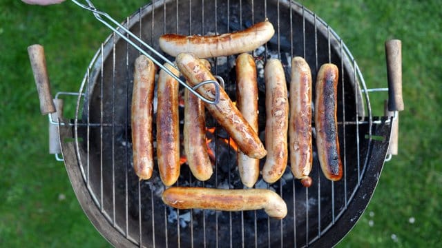 Damit es keinen Ärger mit den Nachbarn gibt, sollten Mieter vor dem Grillen die Hausordnung studieren.