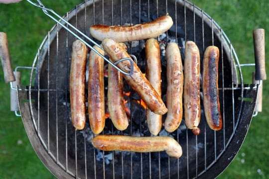 Damit es keinen Ärger mit den Nachbarn gibt, sollten Mieter vor dem Grillen die Hausordnung studieren.