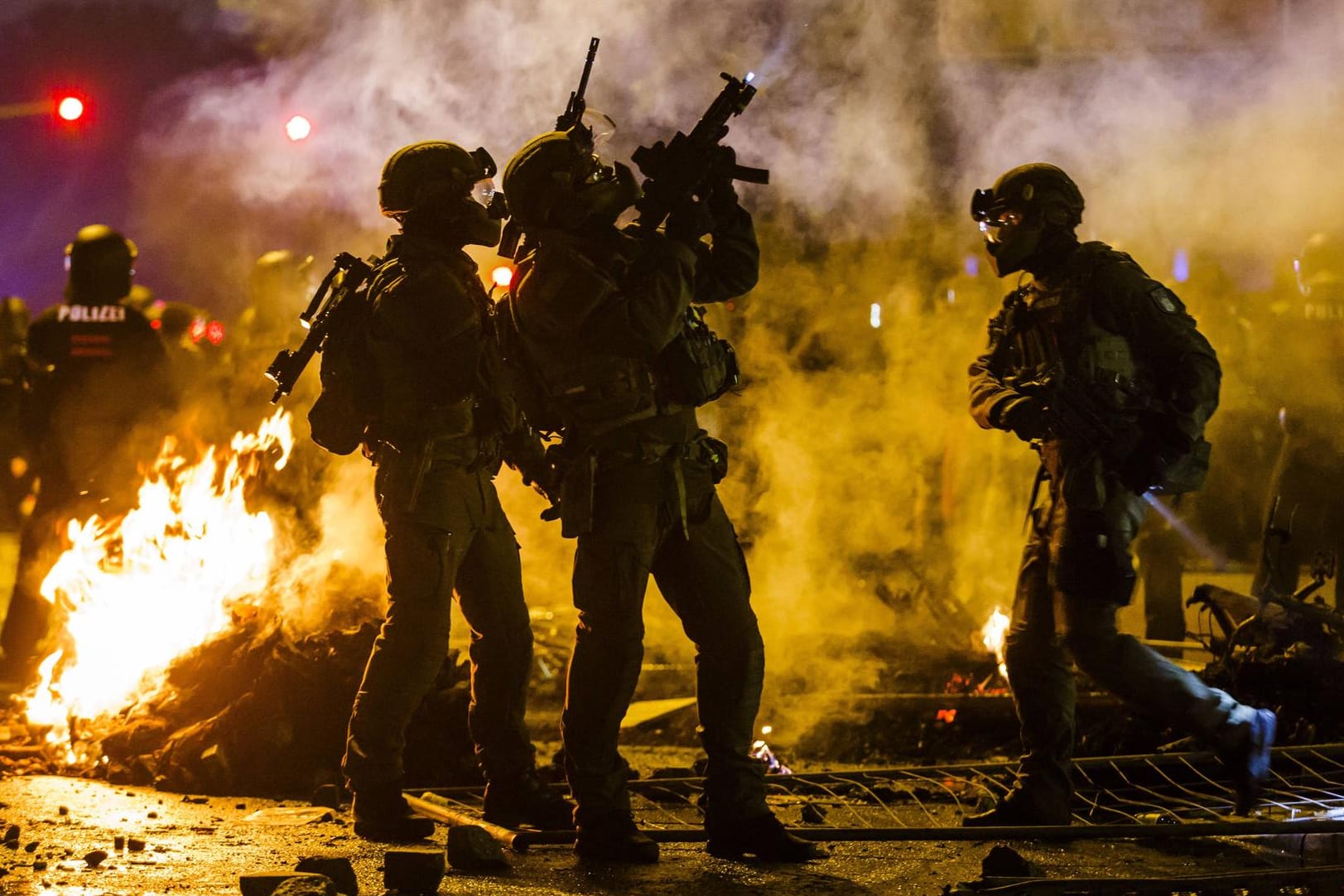 Schwer bewaffnete Polizisten im Hamburger Schanzenviertel: Dort war es beim G20-Gipfel Anfang Juli zu schweren Krawallen gekommen.