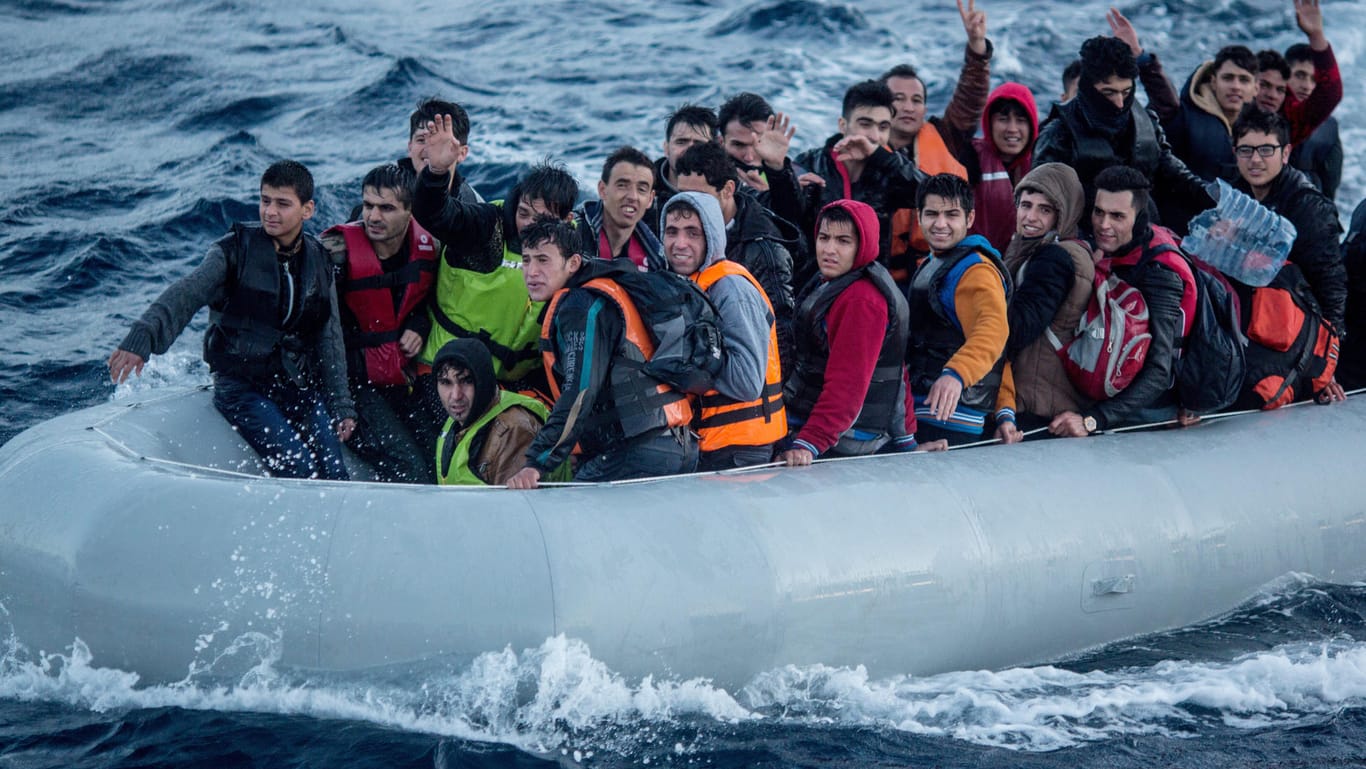 Ein Schlauchboot mit Flüchtlingen: Die EU-Kommission hat verkündet, dass die Zahl der Asylsuchenden, die aus der Türkei nach Europa kommen, drastisch steigt. Dennoch kommen immer noch weniger Flüchtlinge als vor dem Türkei-Deal.