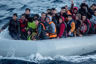 Ein Schlauchboot mit Flüchtlingen: Die EU-Kommission hat verkündet, dass die Zahl der Asylsuchenden, die aus der Türkei nach Europa kommen, drastisch steigt. Dennoch kommen immer noch weniger Flüchtlinge als vor dem Türkei-Deal.