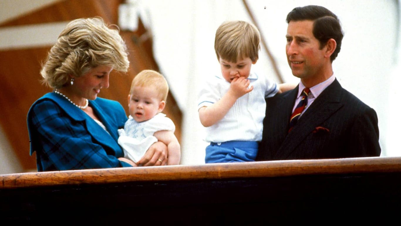 "Little Spencer" noch ganz klein: Prinz Harry auf dem Arm seiner Mutter, daneben Vater Charles mit Bruder William.