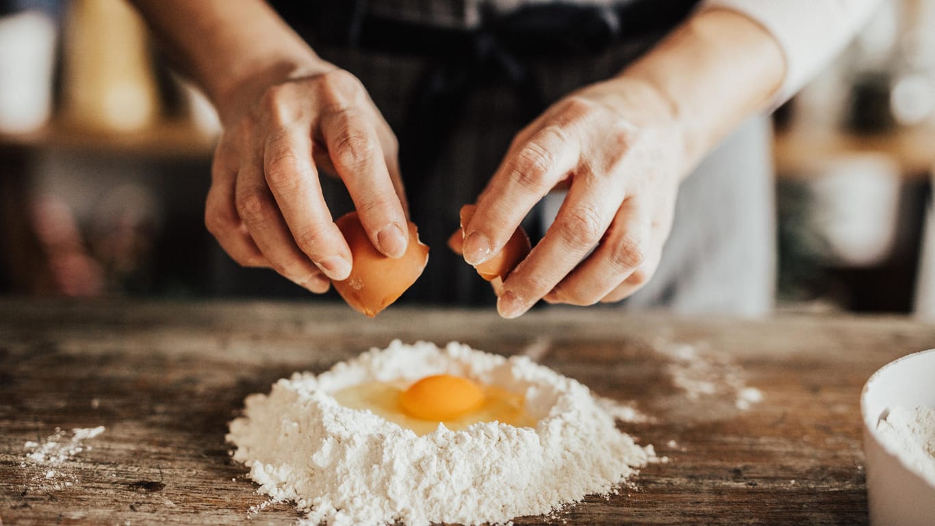 Backen: Für die Herstellung von Speisen mit rohen Eiern verwenden Sie am besten saubere Hühnereier und schlagen sie besonders vorsichtig auf.