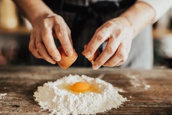 Backen: Für die Herstellung von Speisen mit rohen Eiern verwenden Sie am besten saubere Hühnereier und schlagen sie besonders vorsichtig auf.
