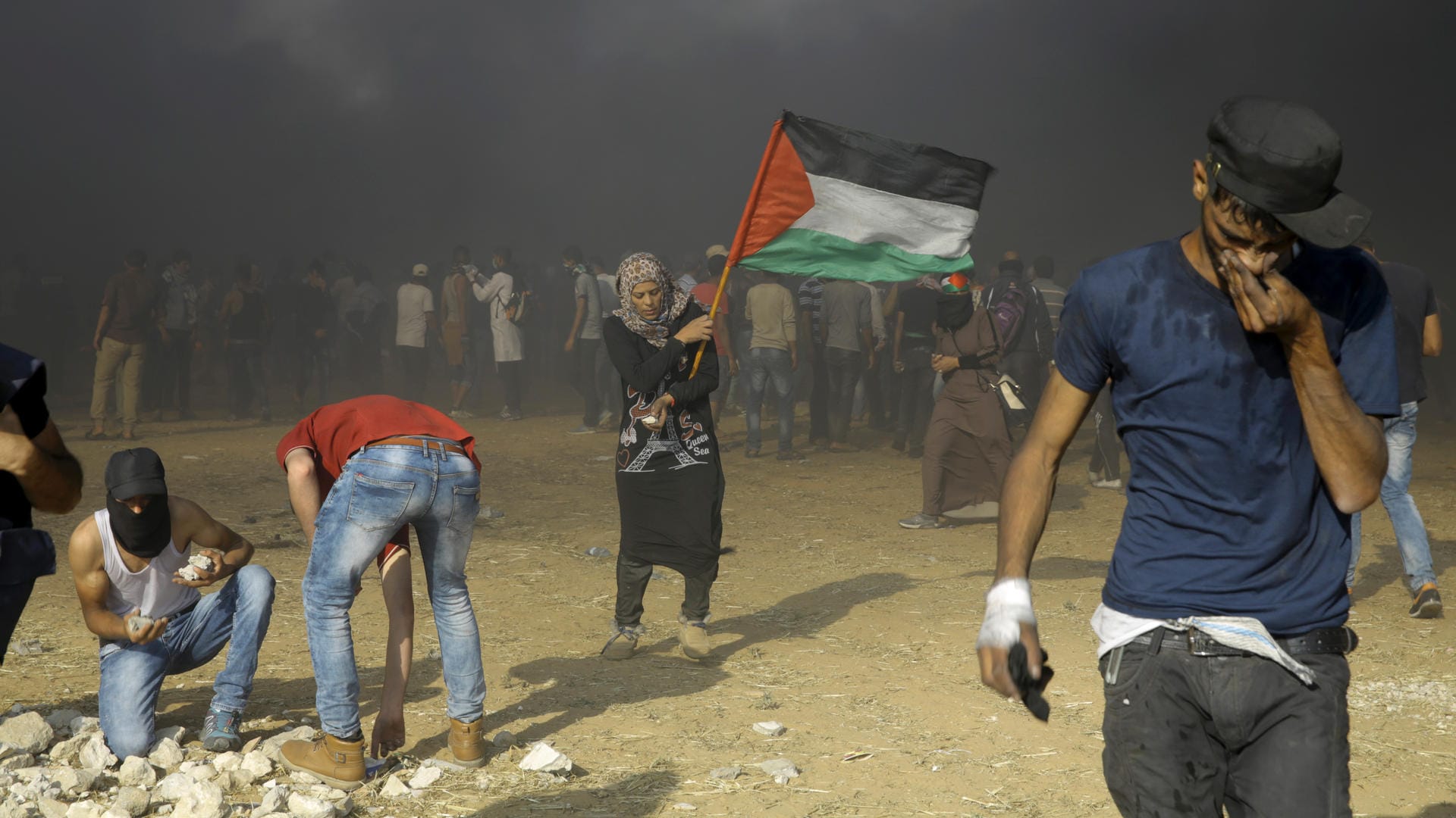 Ein palästinensischer Protestierender schwenkt eine palästinensische Flagge: Die Situation an der Gazagrenze ist weiterhin angespannt. Ein palästinensischer Protestierender schwenkt eine palästinensische Flagge: Die Situation an der Gazagrenze ist weiterhin angespannt.