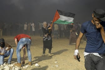 Ein palästinensischer Protestierender schwenkt eine palästinensische Flagge: Die Situation an der Gazagrenze ist weiterhin angespannt.