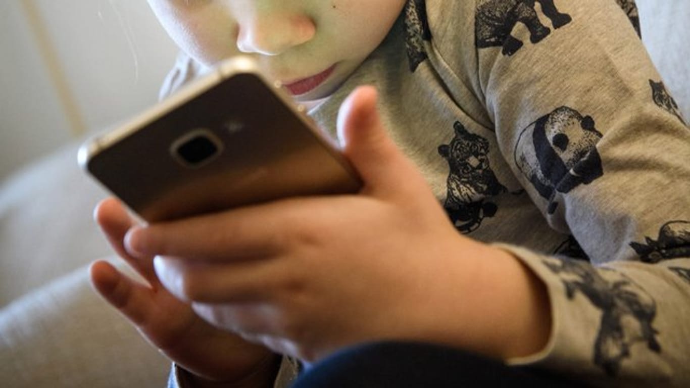 Laut einer Studie der Universität Leipzig leiden Vorschulkinder, die täglich Smartphone oder Computer nutzten, ein Jahr später häufiger unter Hyperaktivität und Unaufmerksamkeit als Kinder, die diese Medien nicht verwendeten.