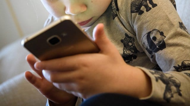 Laut einer Studie der Universität Leipzig leiden Vorschulkinder, die täglich Smartphone oder Computer nutzten, ein Jahr später häufiger unter Hyperaktivität und Unaufmerksamkeit als Kinder, die diese Medien nicht verwendeten.