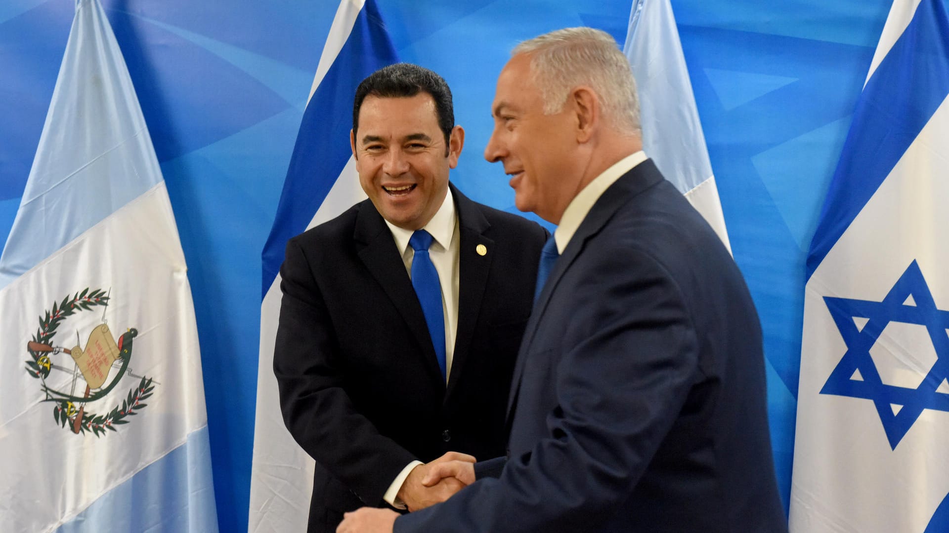 Israel Premierminister Benjamin Netanjahu schüttelt dem Jimmy Morales, Präsident von Guatemala, die Hand, nachdem die Botschaft Guatemales offiziell in Jerusalem eröffnet wurde.
