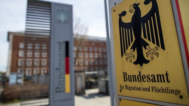 Außenansicht des Bundesamts für Migration und Flüchtlinge in Nürnberg.