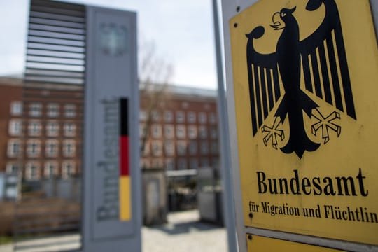 Außenansicht des Bundesamts für Migration und Flüchtlinge in Nürnberg.