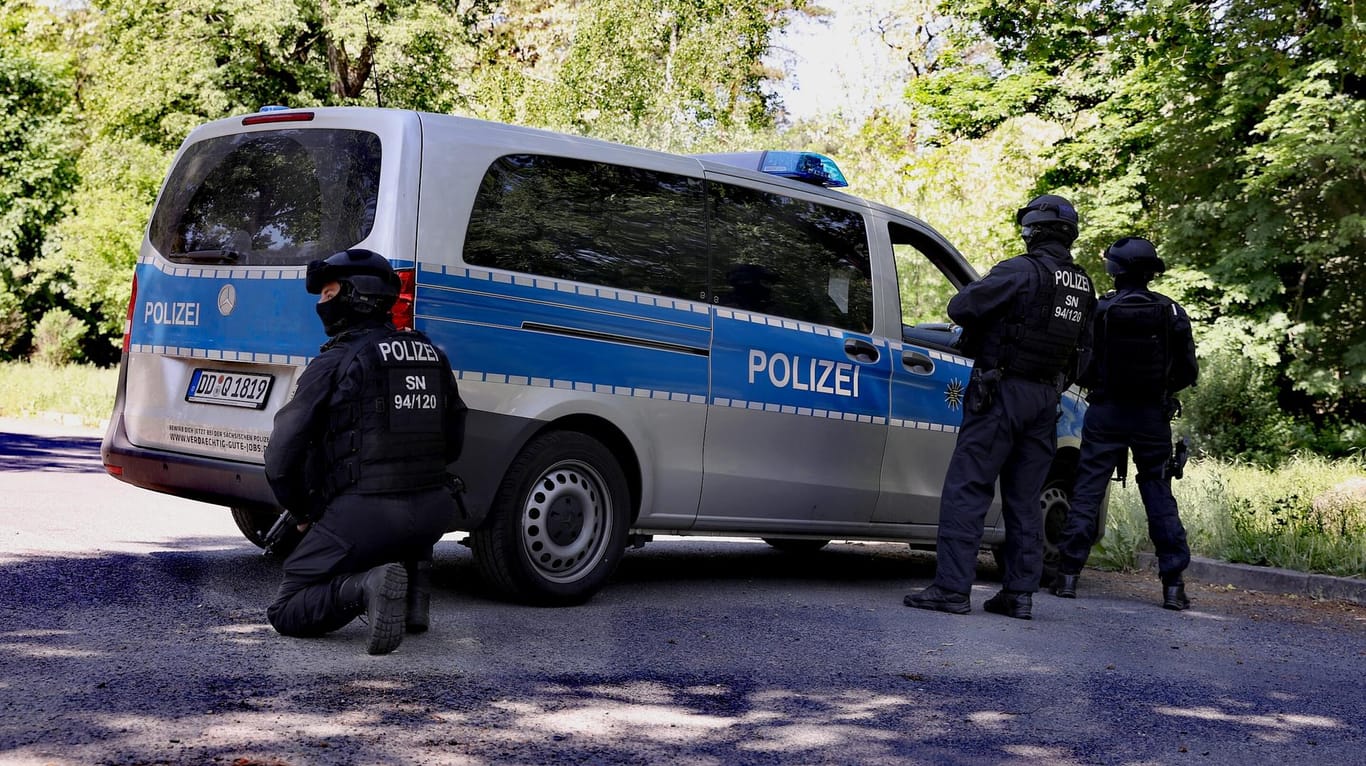 Nach Tötung von Seniorin: Nach dem Fund einer getöteten 75-Jährigen in Dresden am Samstag fand die Polizei den Tatverdächtigen.