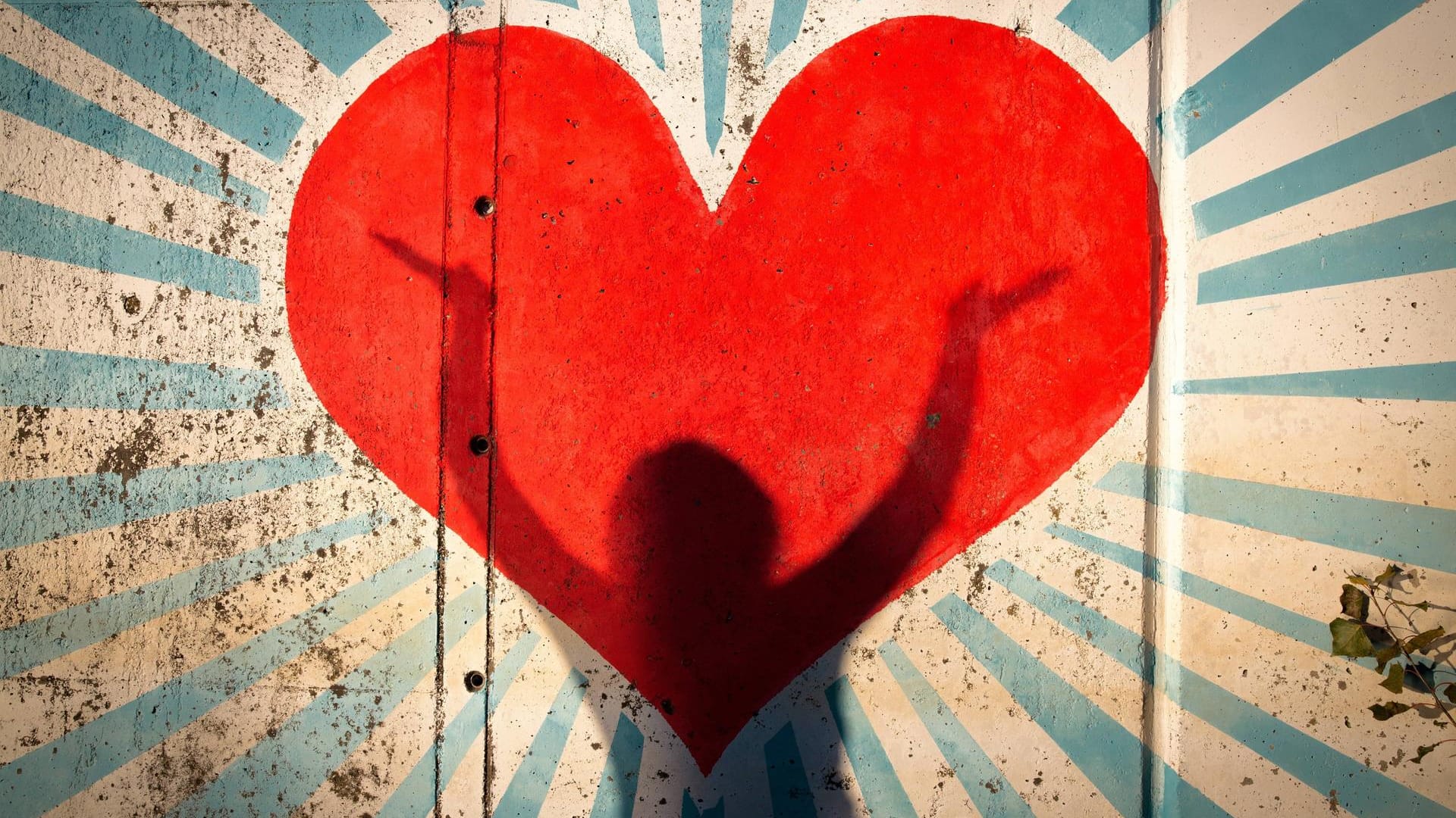 Der Schatten einer Frau hinter einem strahlenden Herz: Charthits sind fröhlicher und tanzbarer als andere Lieder. Der Schatten einer Frau hinter einem strahlenden Herz: Charthits sind fröhlicher und tanzbarer als andere Lieder.