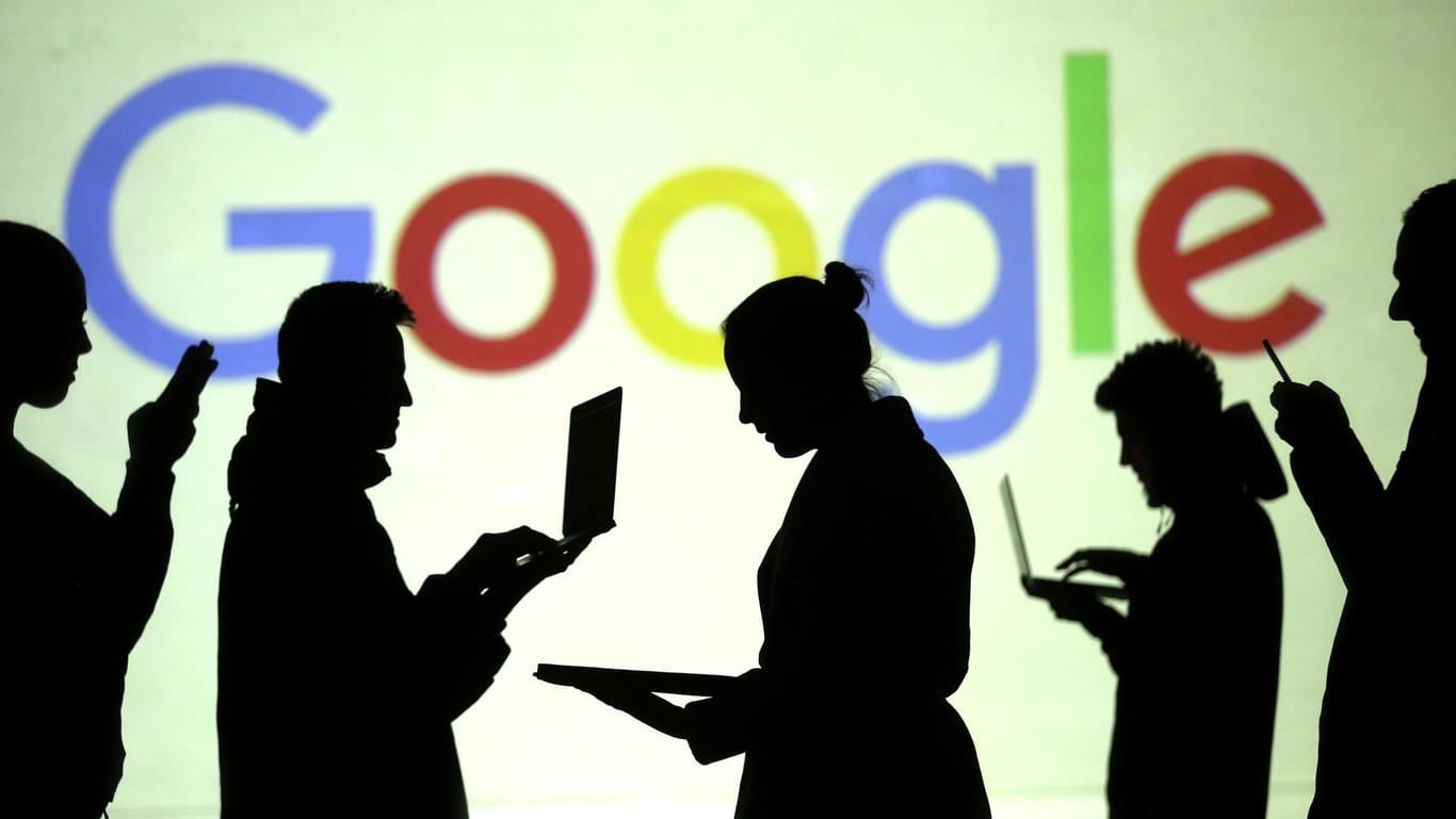 Silhouetten von Laptop- und Handynutzern vor dem Google-Logo: Googles Erkenntnisse über künstliche Intelligenz könnten für Kampfdrohnen eingesetzt werden. (Symbolbild)