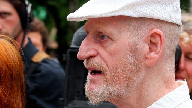 Dieter Kunzelmann 2010 bei der Trauerfeier für Fritz Teufel in Berlin.