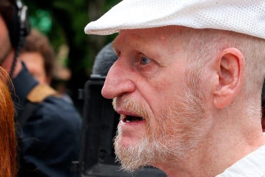 Dieter Kunzelmann 2010 bei der Trauerfeier für Fritz Teufel in Berlin.