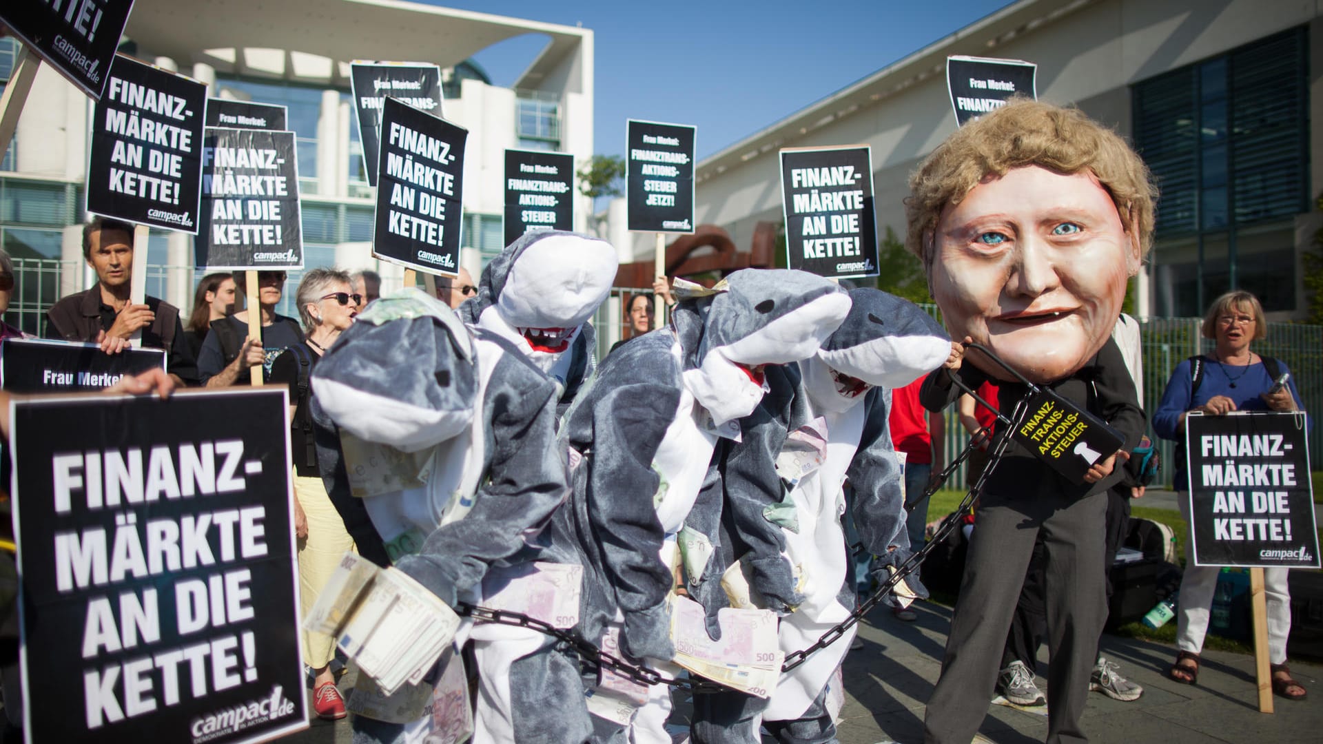 "Finanzmärkte an die Kette": Eine Forderung bei einer Demo für die Einführung einer Finanztransaktionssteuer. Die Koalition ist dafür, wenn andere europäische Länder mitziehen. Eine Lösung liegt in weiter Ferne.