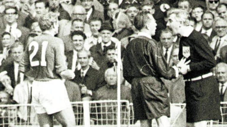 Diskussionen nach dem Wembley-Tor 1966: Schiedsrichter Gottfried Dienst (M.) erkundigt sich bei Tofik Bakhramov. Der verstand gar nicht seine Sprache.